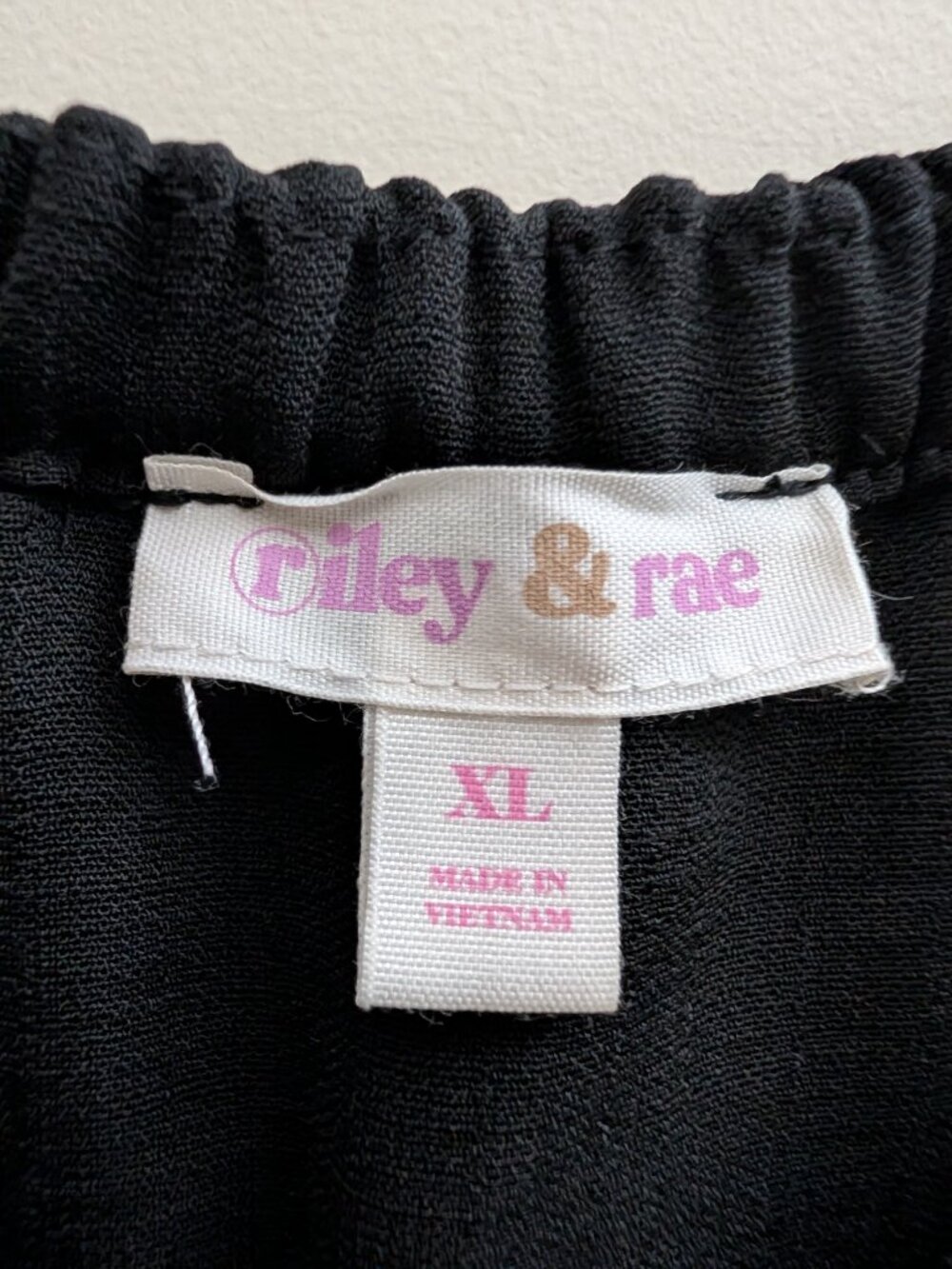 Riley & Rae Ruffled Scoop Neck Top with 3/4 Length Sleeves - Black - XL (NWT) - Picture 3 of 6